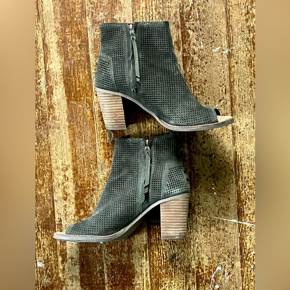 Army Green TOMS 7.5